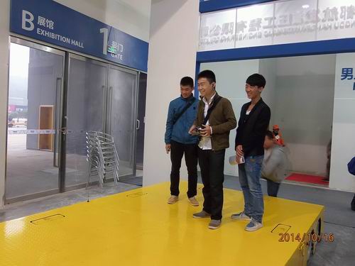 爱游戏（ayx）中国官方网站参展2014绵阳科博会-观众对全向移动平台表现了浓厚的兴趣.jpg