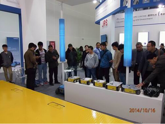 爱游戏（ayx）中国官方网站参展2014绵阳科博会-技术人员向观众演示机器人.jpg